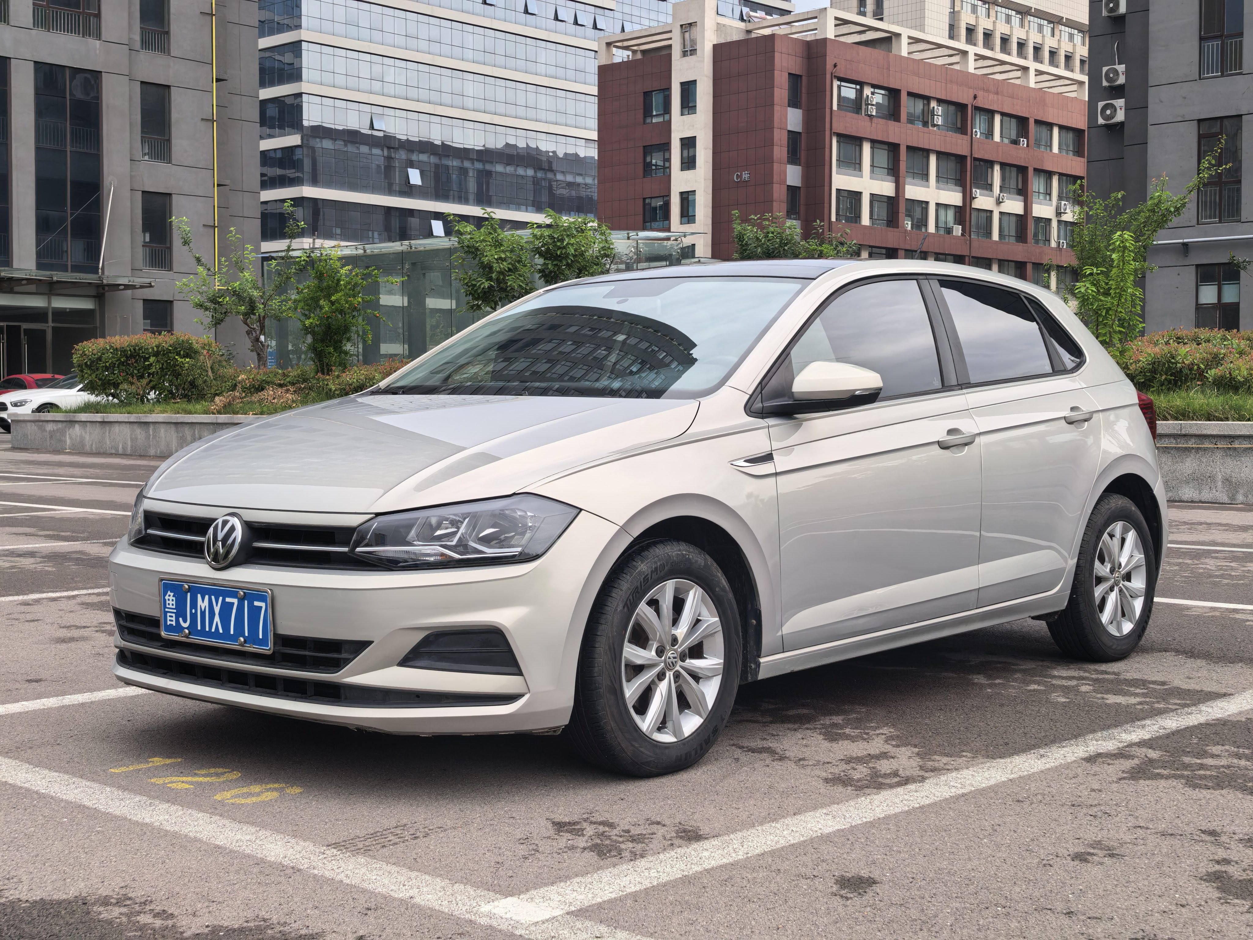 Volkswagen Polo 2020 car image #2