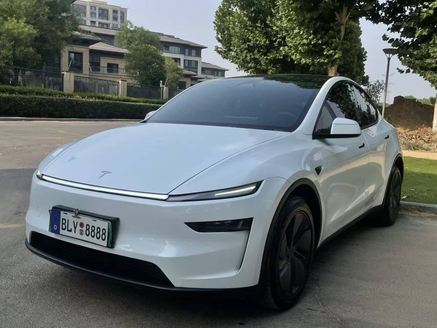 Tesla Model Y 2025 #2 Tesla Model Y 2025 car image #2