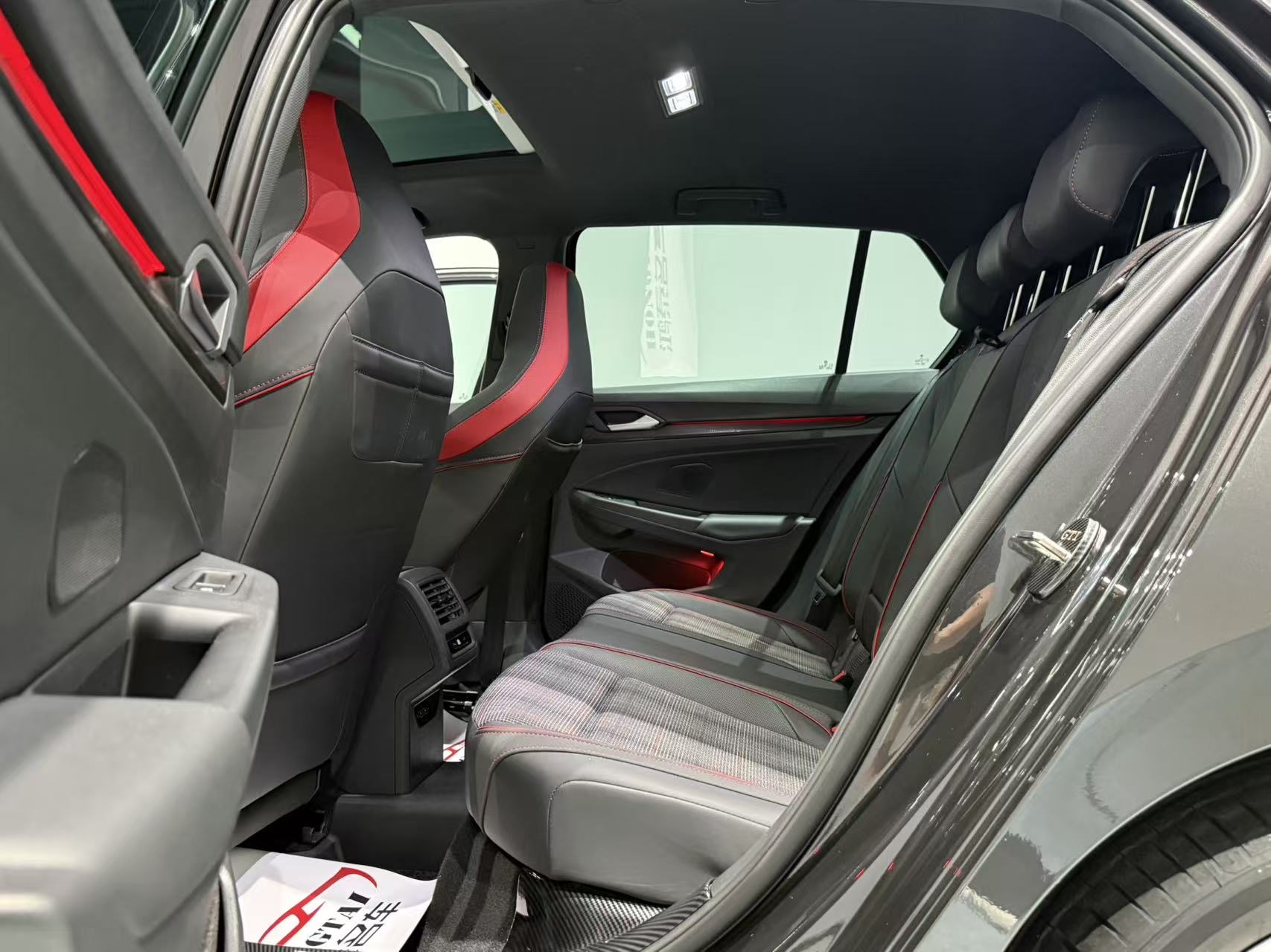 Volkswagen GolfGTI 2024 immagine di auto #11
