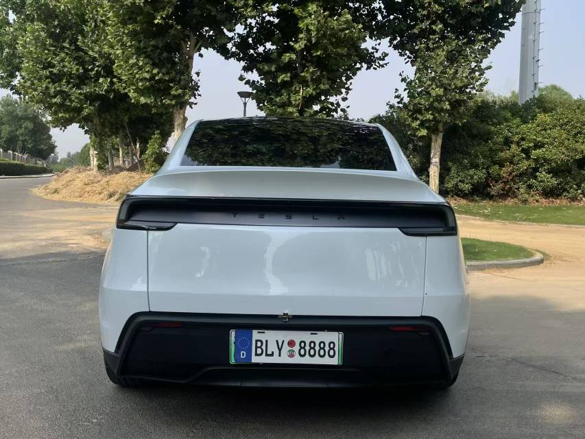 Tesla Model Y 2025 #11 Tesla Model Y 2025 car image #11