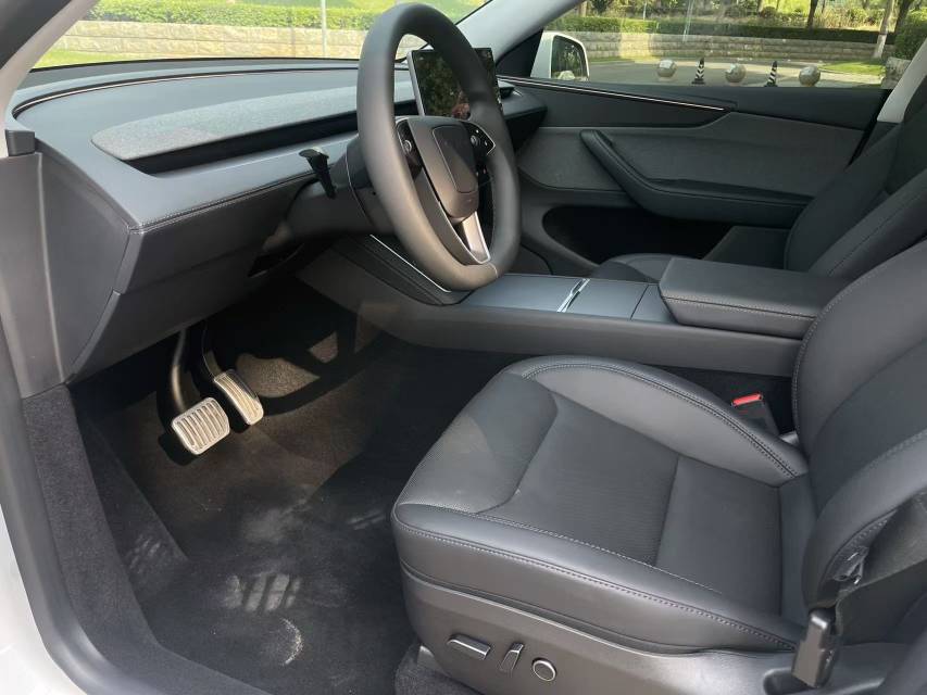 Tesla Model Y 2025 #6 Tesla Model Y 2025 car image #6