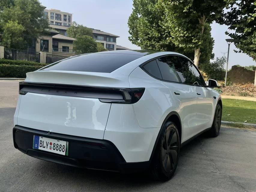 Tesla Model Y 2025 #9 Tesla Model Y 2025 car image #9