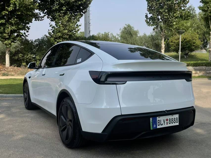 Tesla Model Y 2025 #10 Tesla Model Y 2025 car image #10