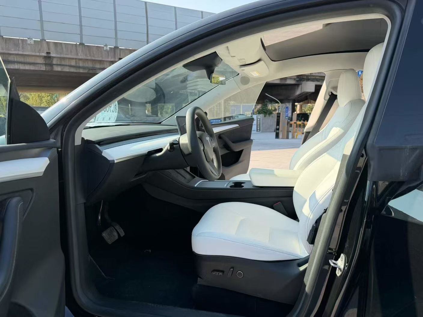 Tesla Model Y 2023 #4 Tesla Model Y 2023 car image #4