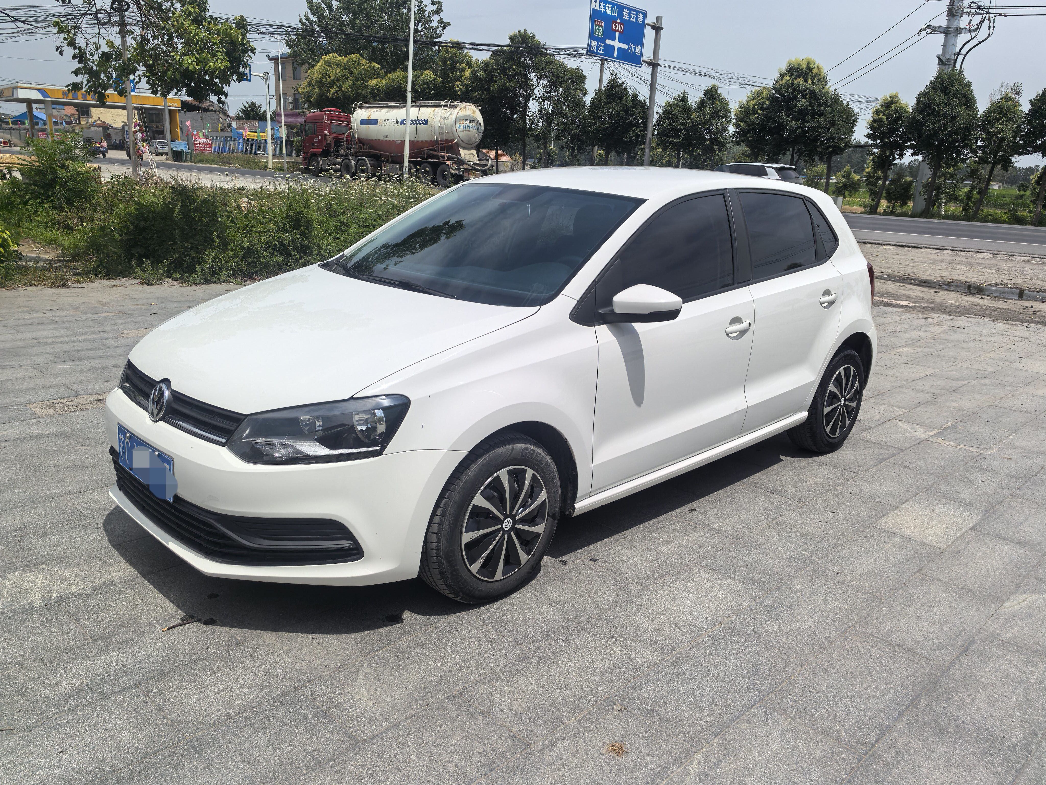 Volkswagen Polo 2017 car image #2