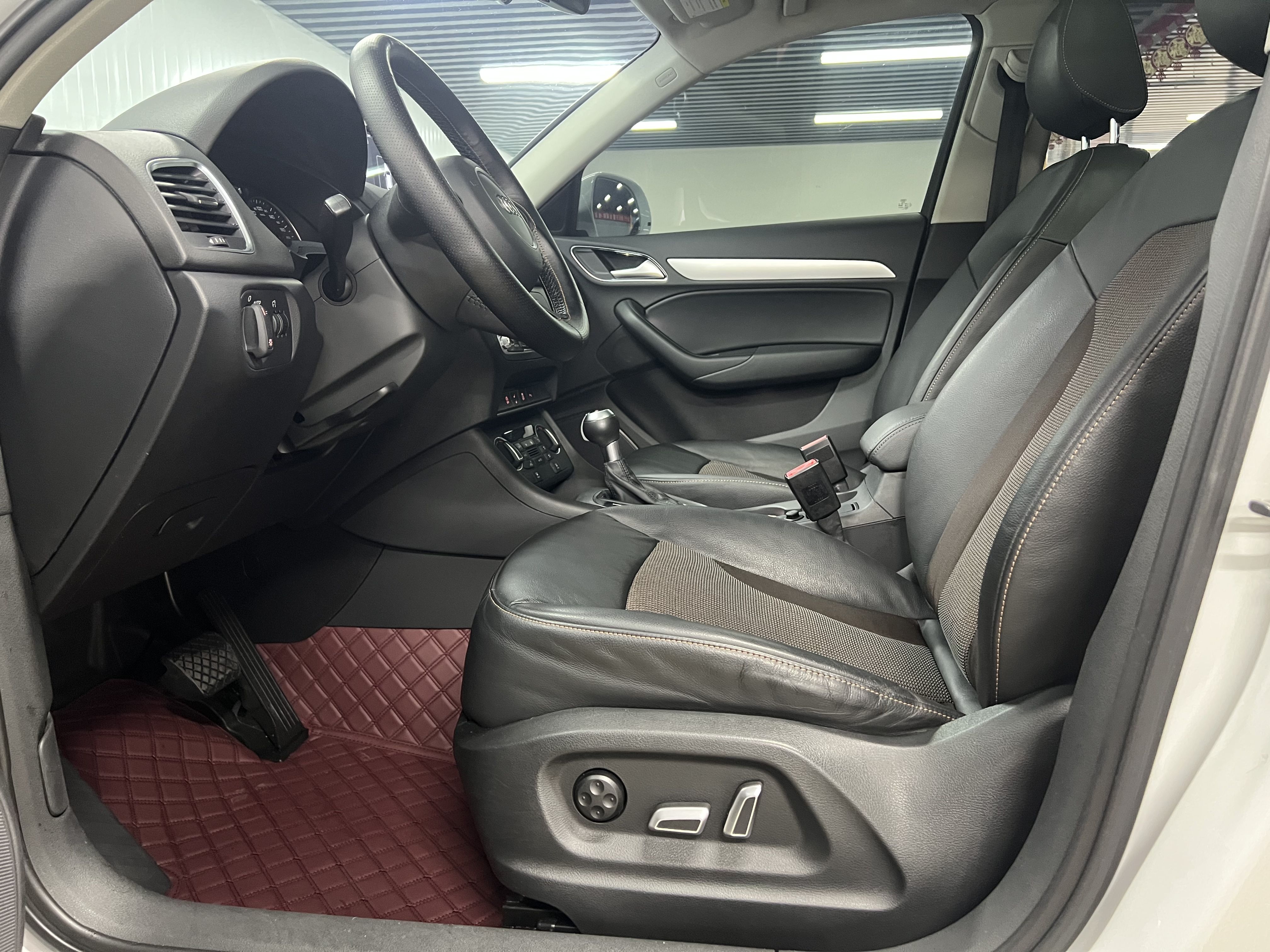 Audi Q3 2016 car image #9