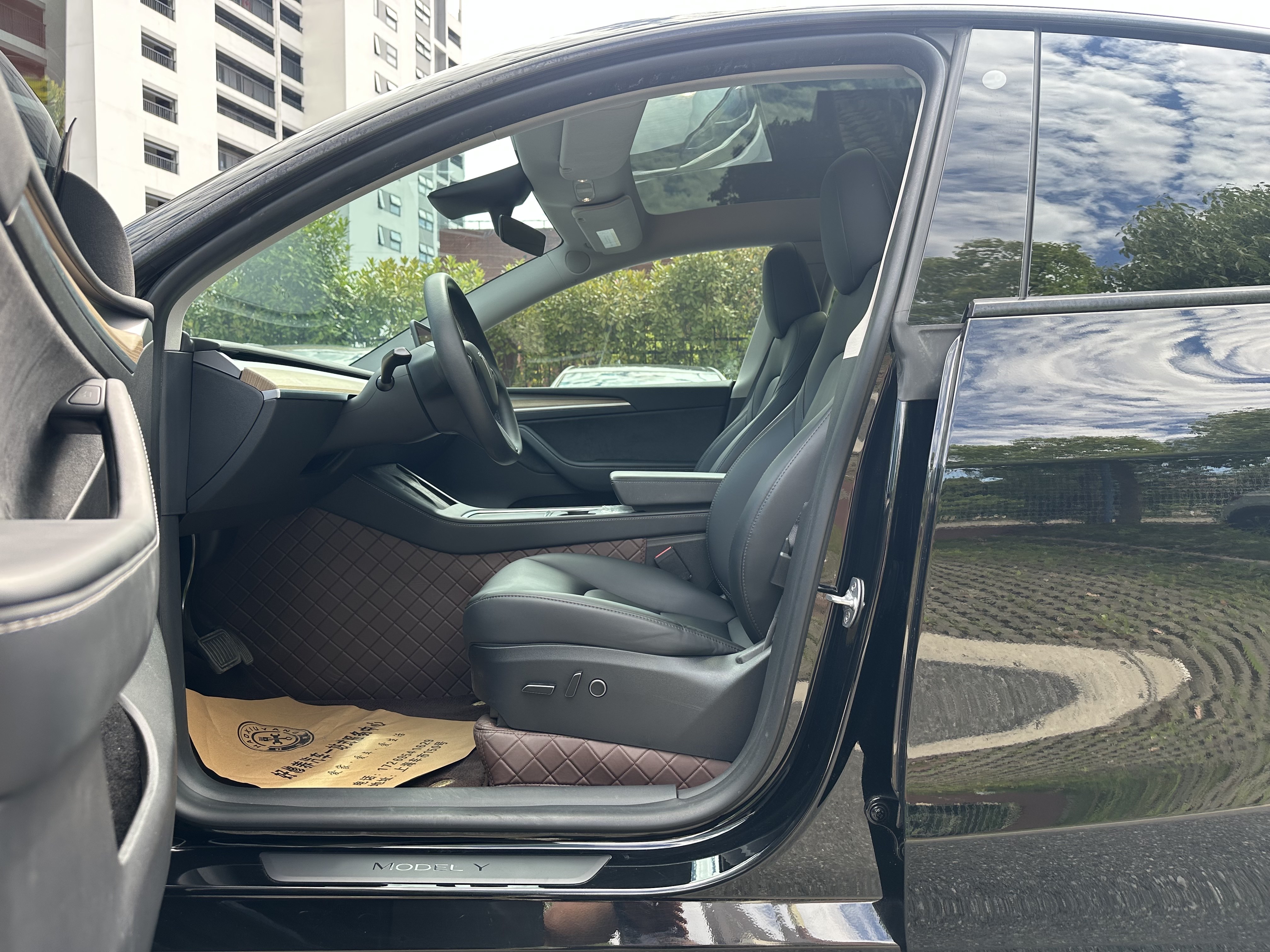 Tesla Model Y 2023 car image #8