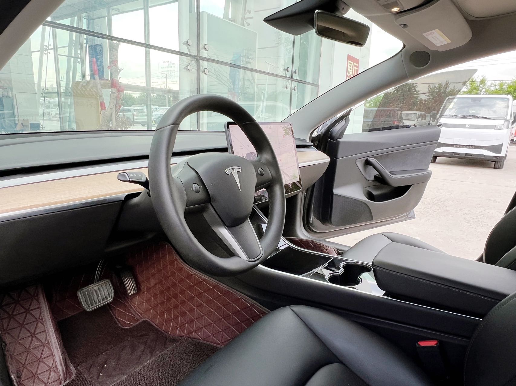 Tesla Model 3 2020 car image #12