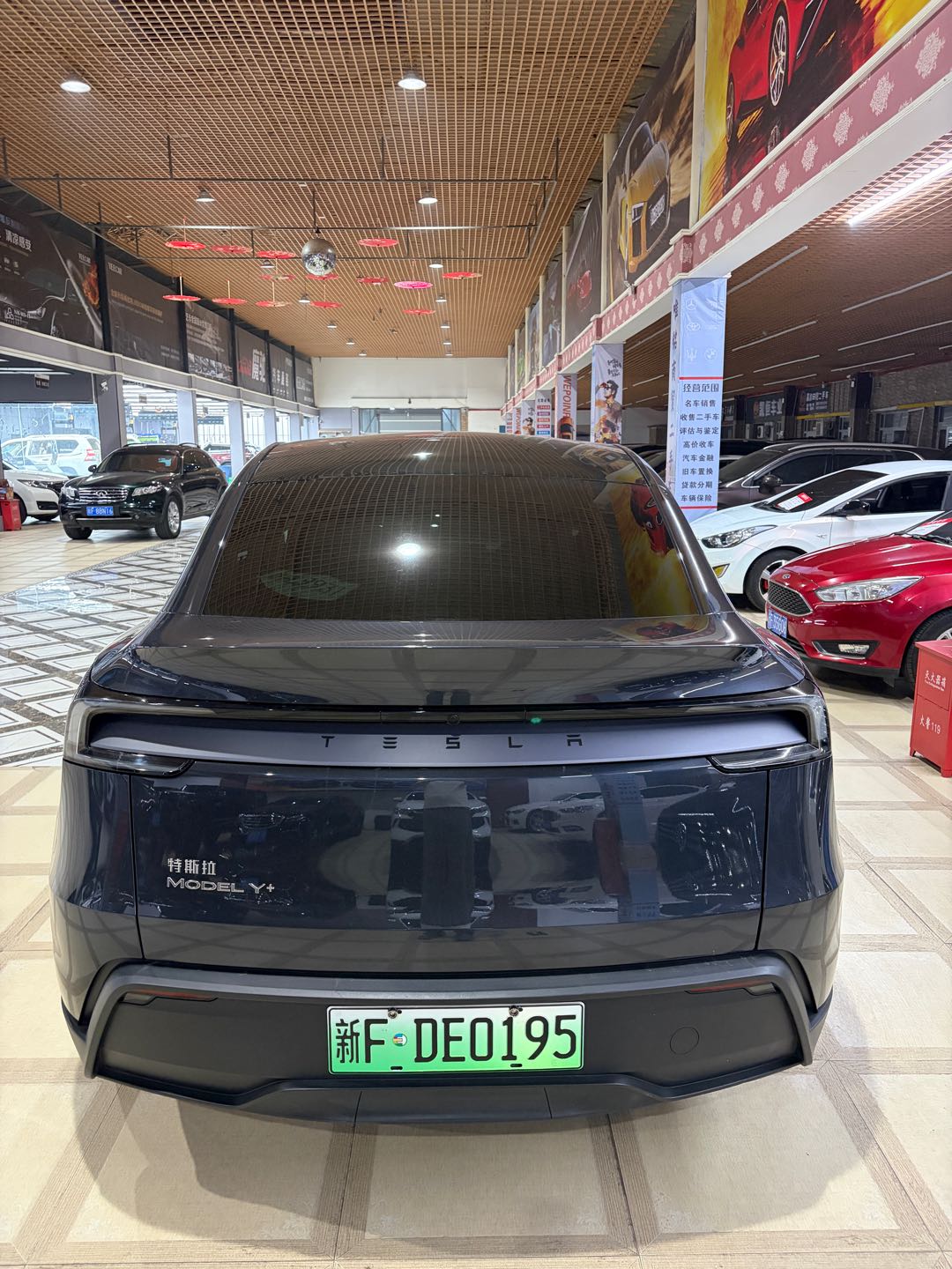 Tesla Model Y 2025 #6 Tesla Model Y 2025 car image #6