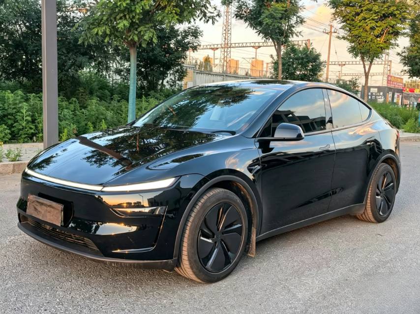 Tesla Model Y 2025 #2 Tesla Model Y 2025 car image #2