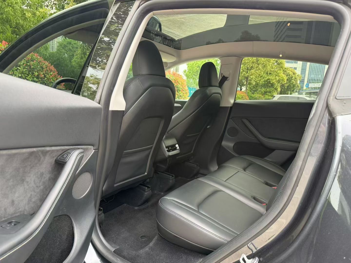 Tesla Model Y 2024 car image #9
