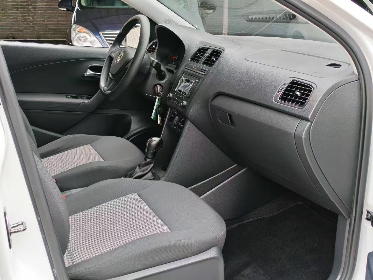 Volkswagen Polo 2017 car image #5