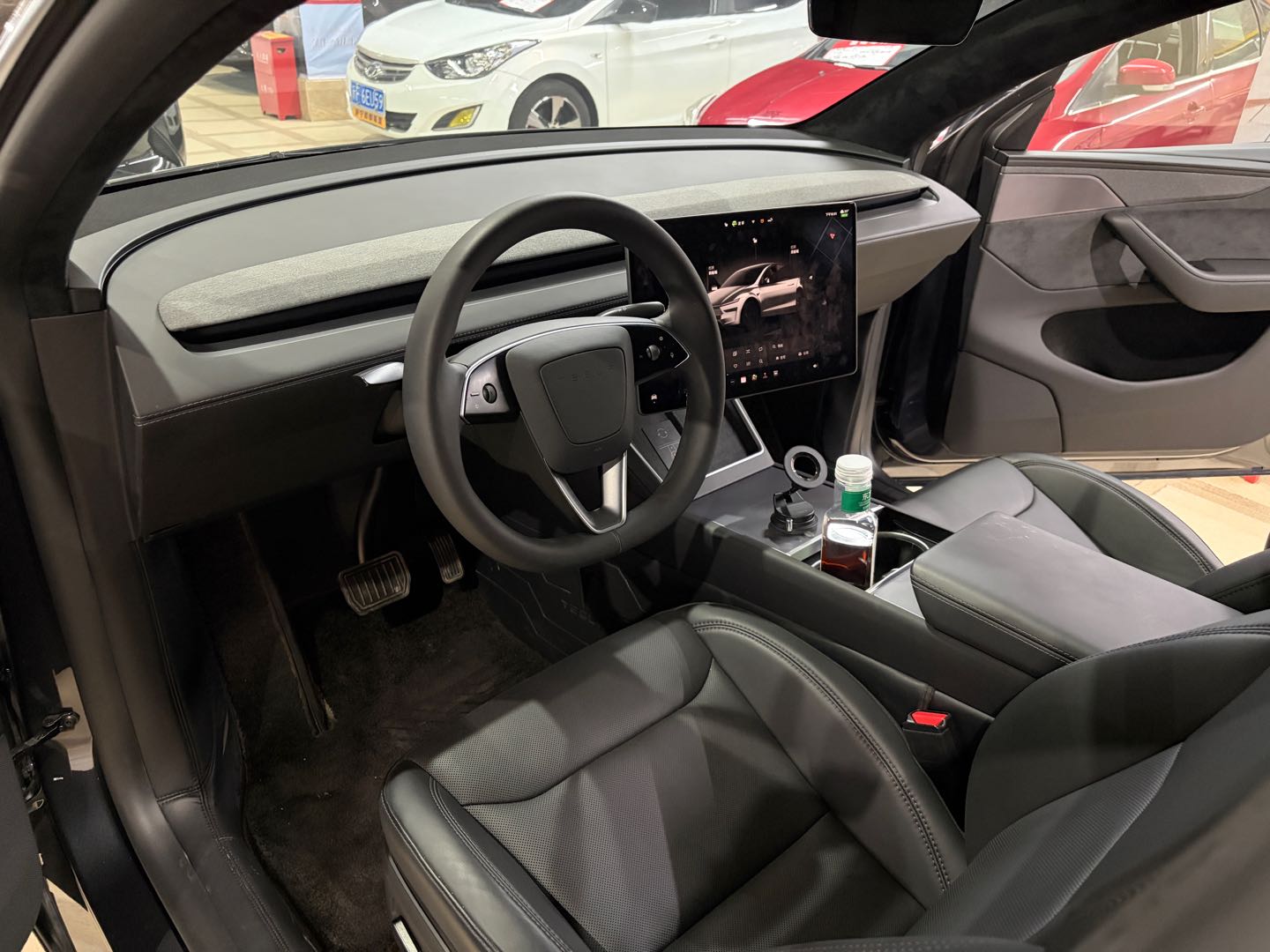 Tesla Model Y 2025 #10 Tesla Model Y 2025 car image #10