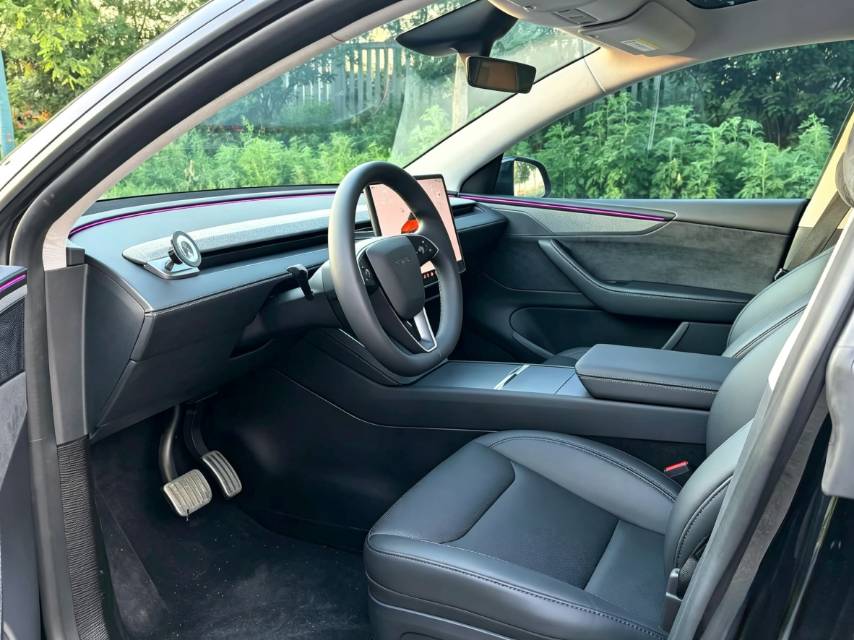 Tesla Model Y 2025 #11 Tesla Model Y 2025 car image #11