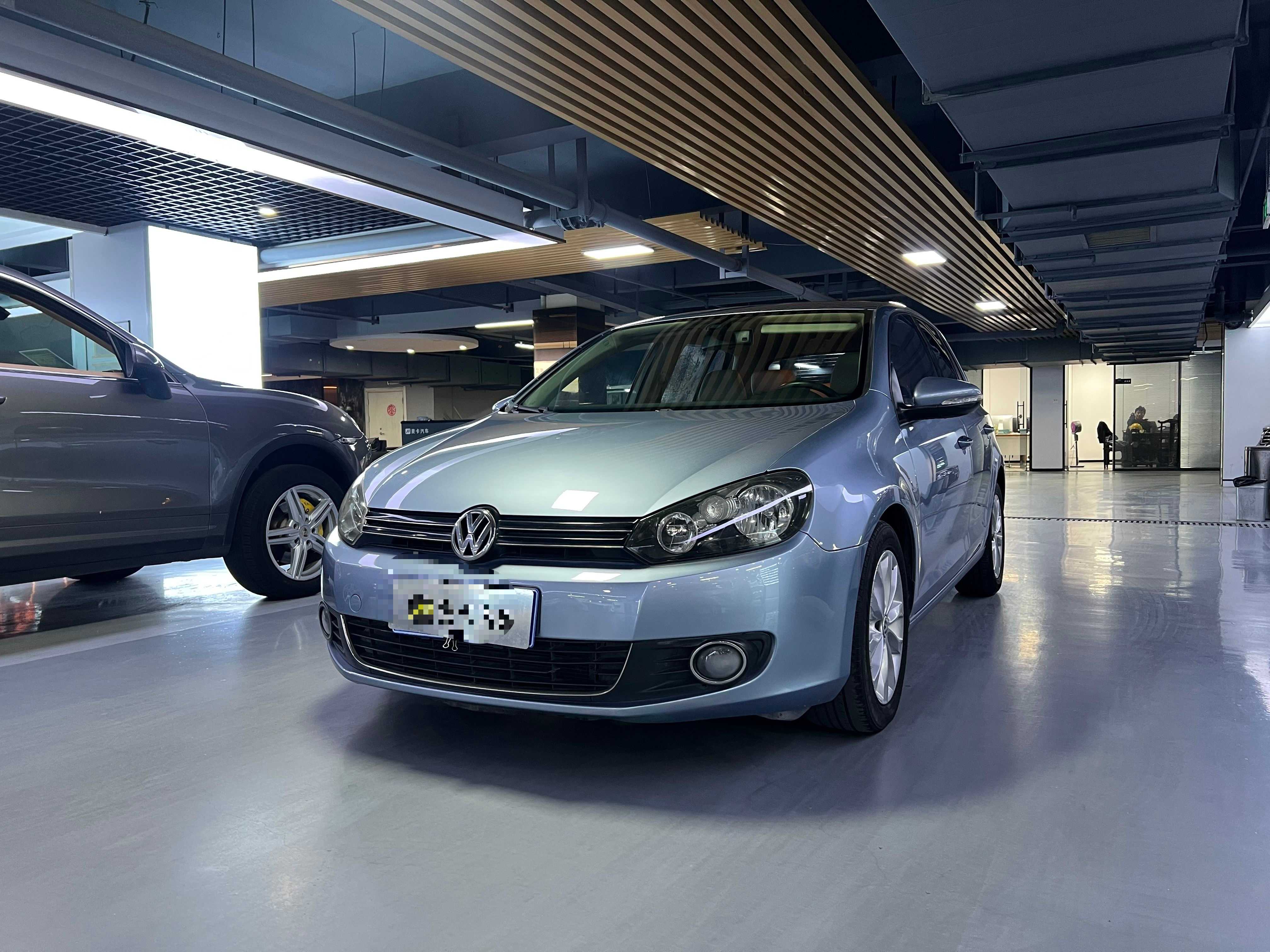 Volkswagen Golf 2010 car image #2