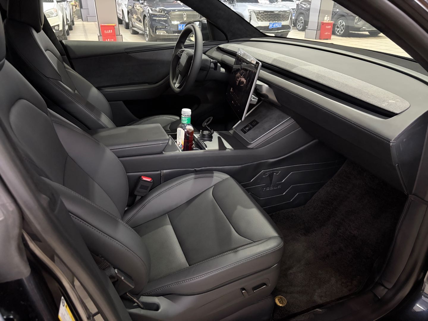 Tesla Model Y 2025 #9 Tesla Model Y 2025 car image #9