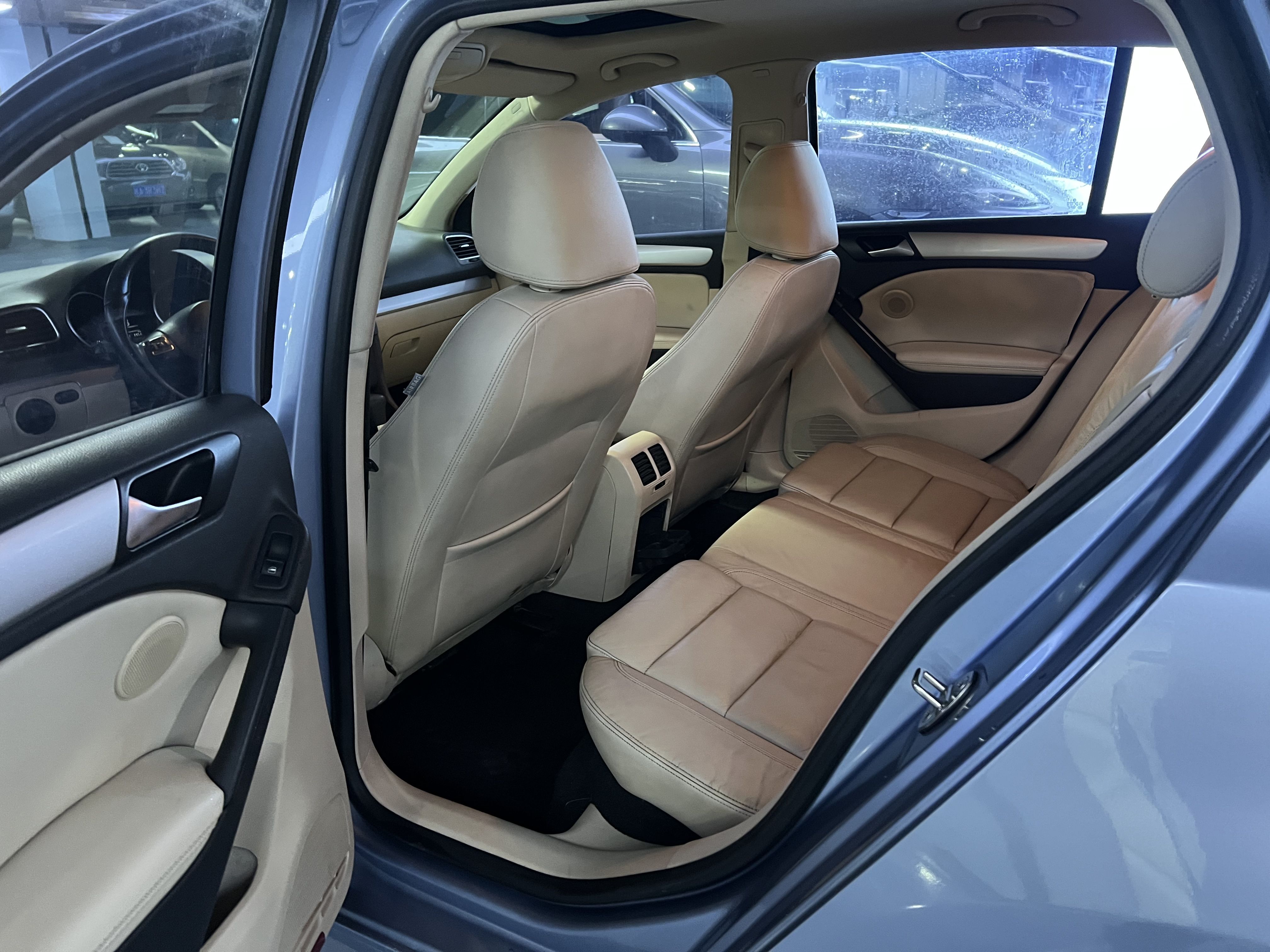 Volkswagen Golf 2010 car image #7