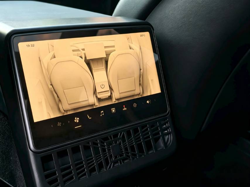 Tesla Model Y 2025 #10 Tesla Model Y 2025 car image #10