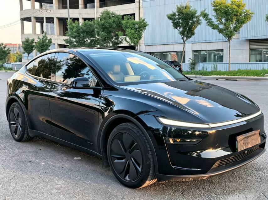 Tesla Model Y 2025 #5 Tesla Model Y 2025 car image #5