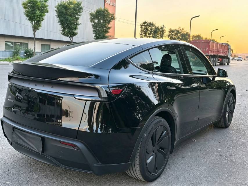 Tesla Model Y 2025 #6 Tesla Model Y 2025 car image #6
