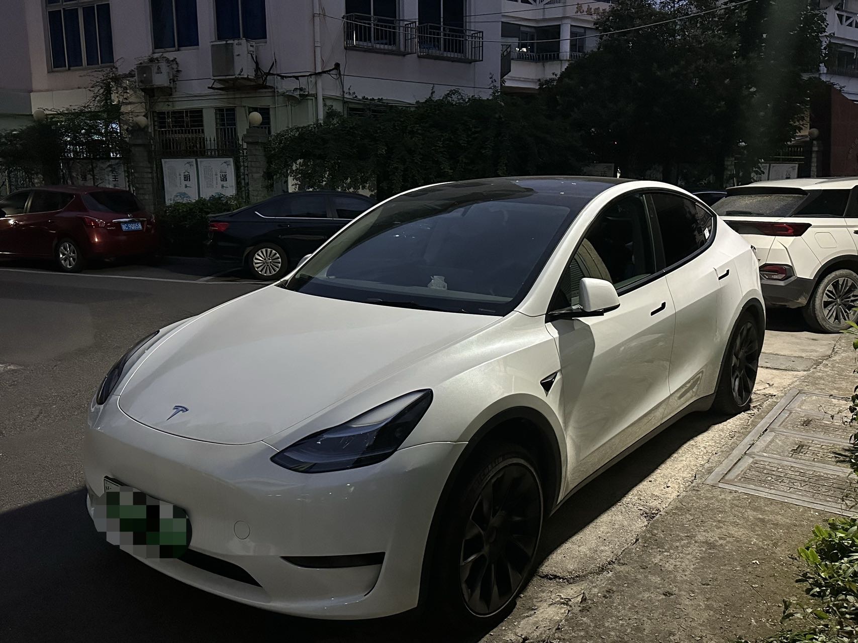 Tesla Model Y 2024 #2 Tesla Model Y 2024 car image #2