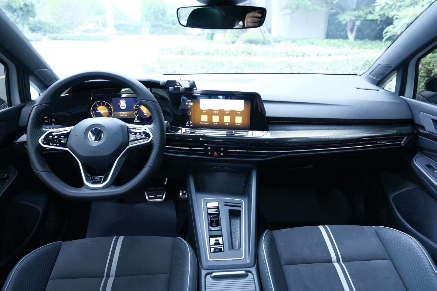 Volkswagen Golf 2024 car image #9