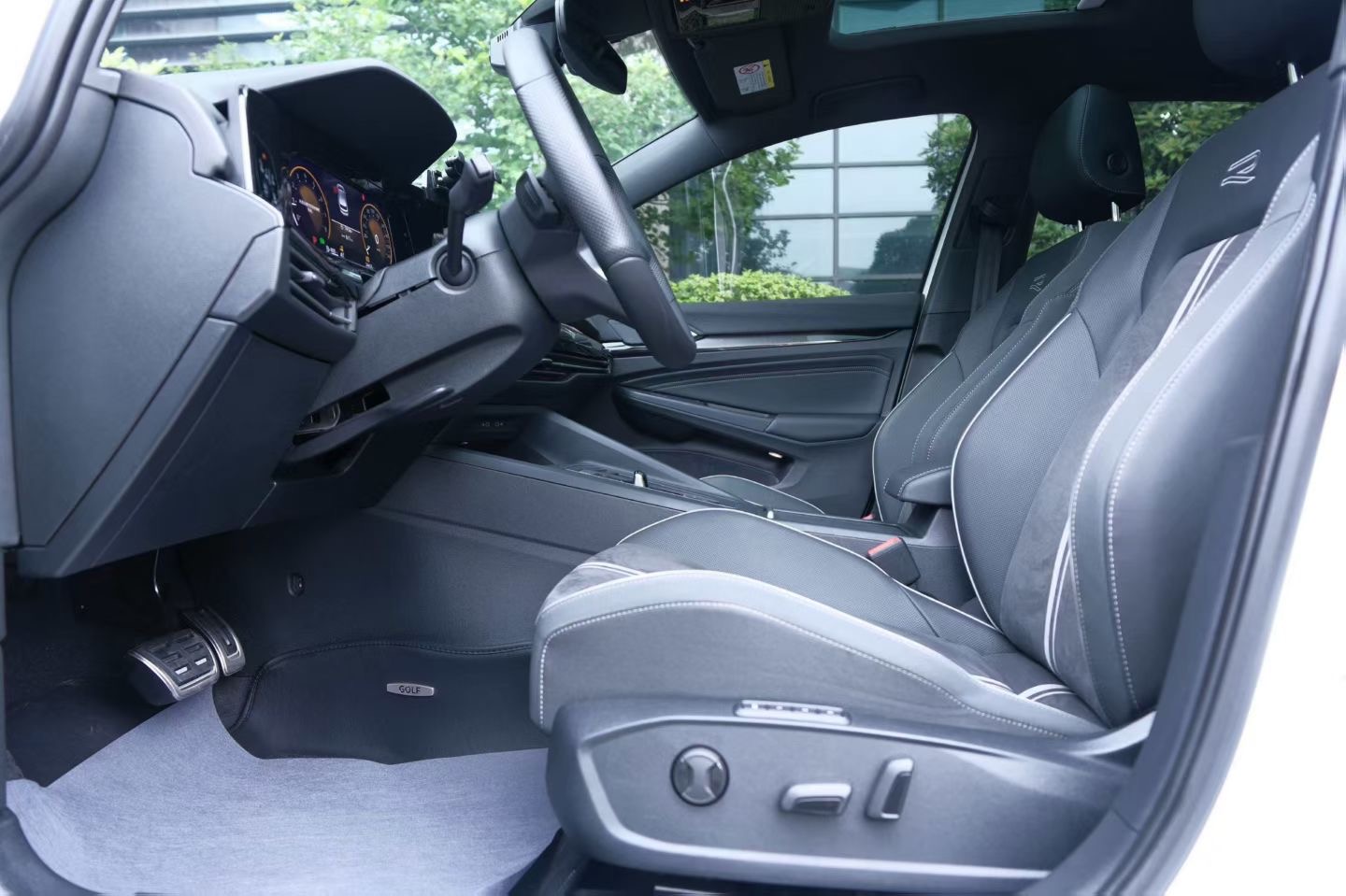 Volkswagen Golf 2024 car image #7
