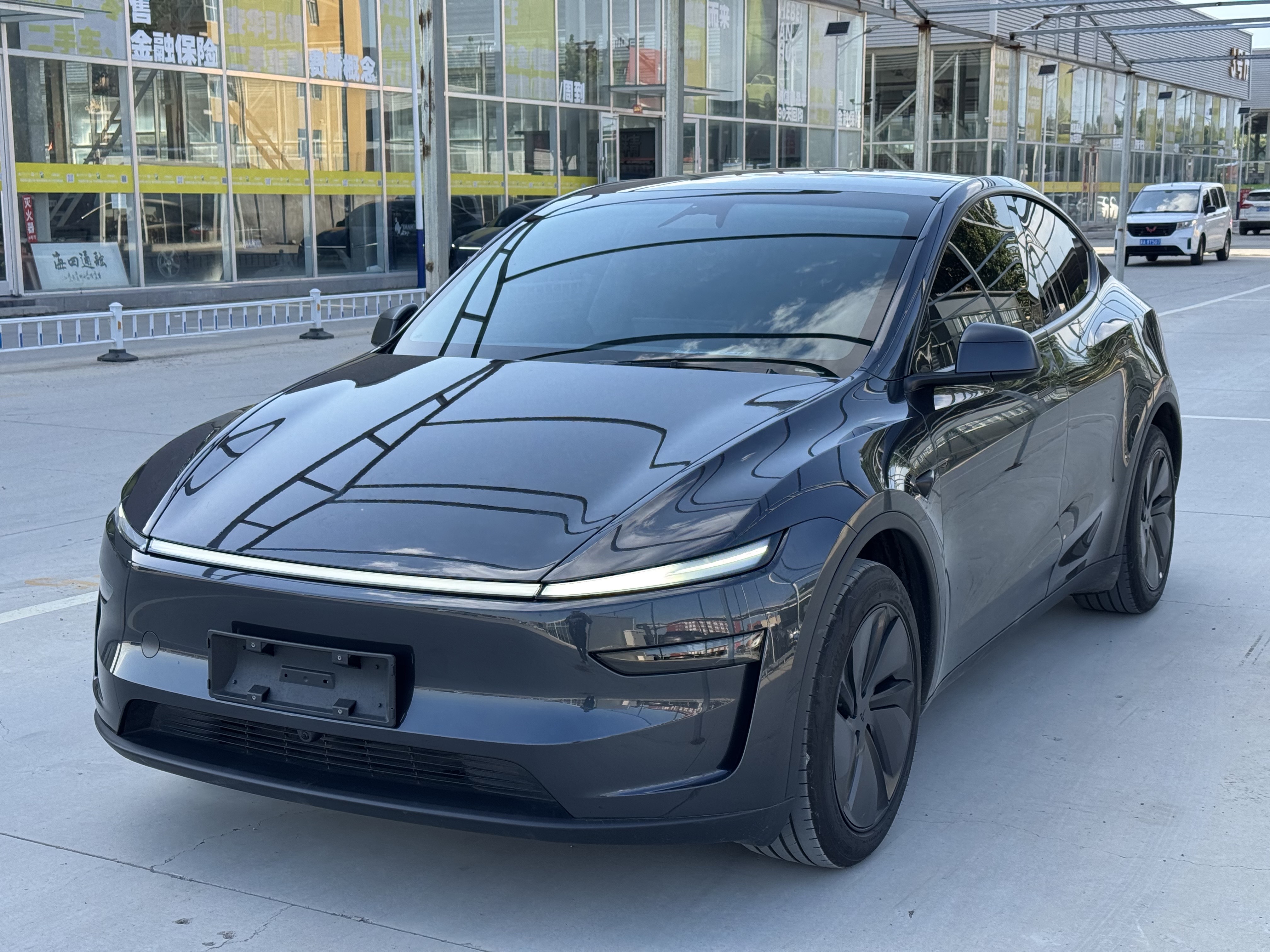 Tesla Model Y 2025 #2 Tesla Model Y 2025 car image #2