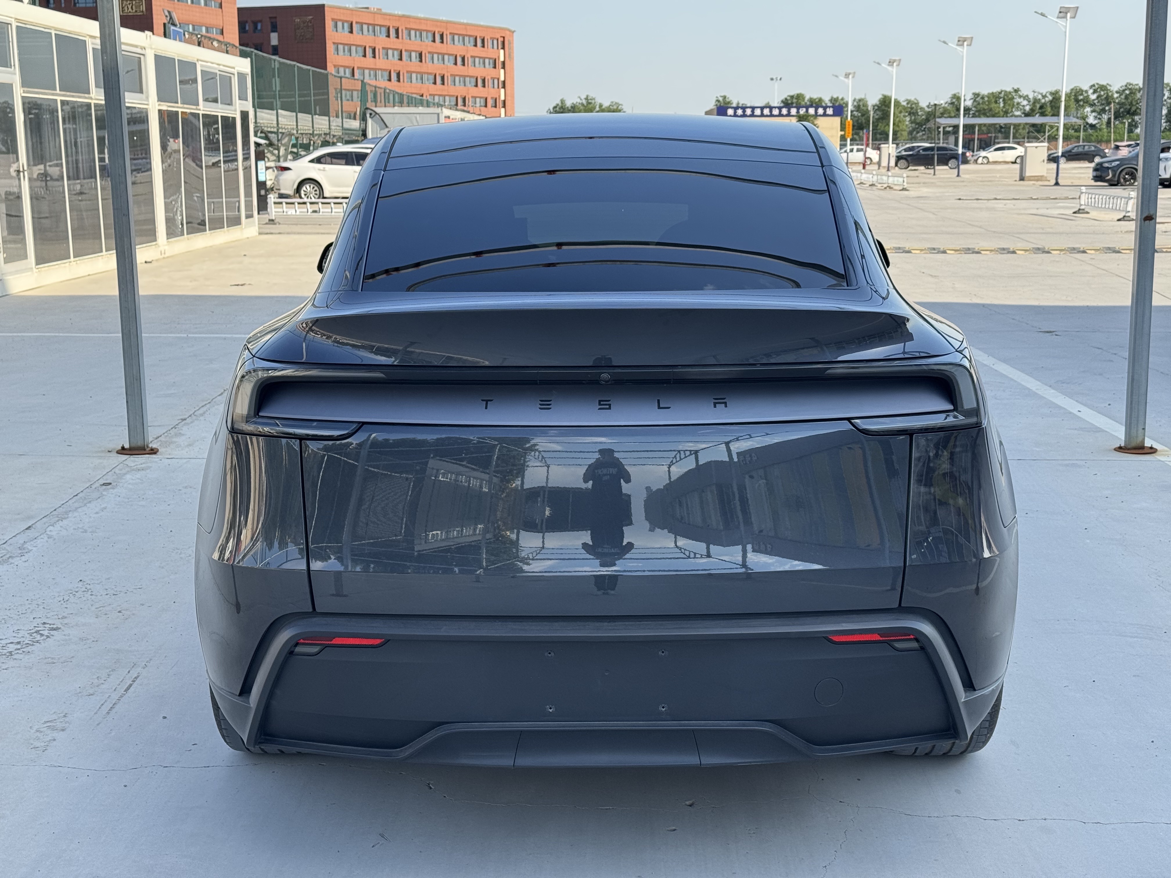 Tesla Model Y 2025 #9 Tesla Model Y 2025 car image #9