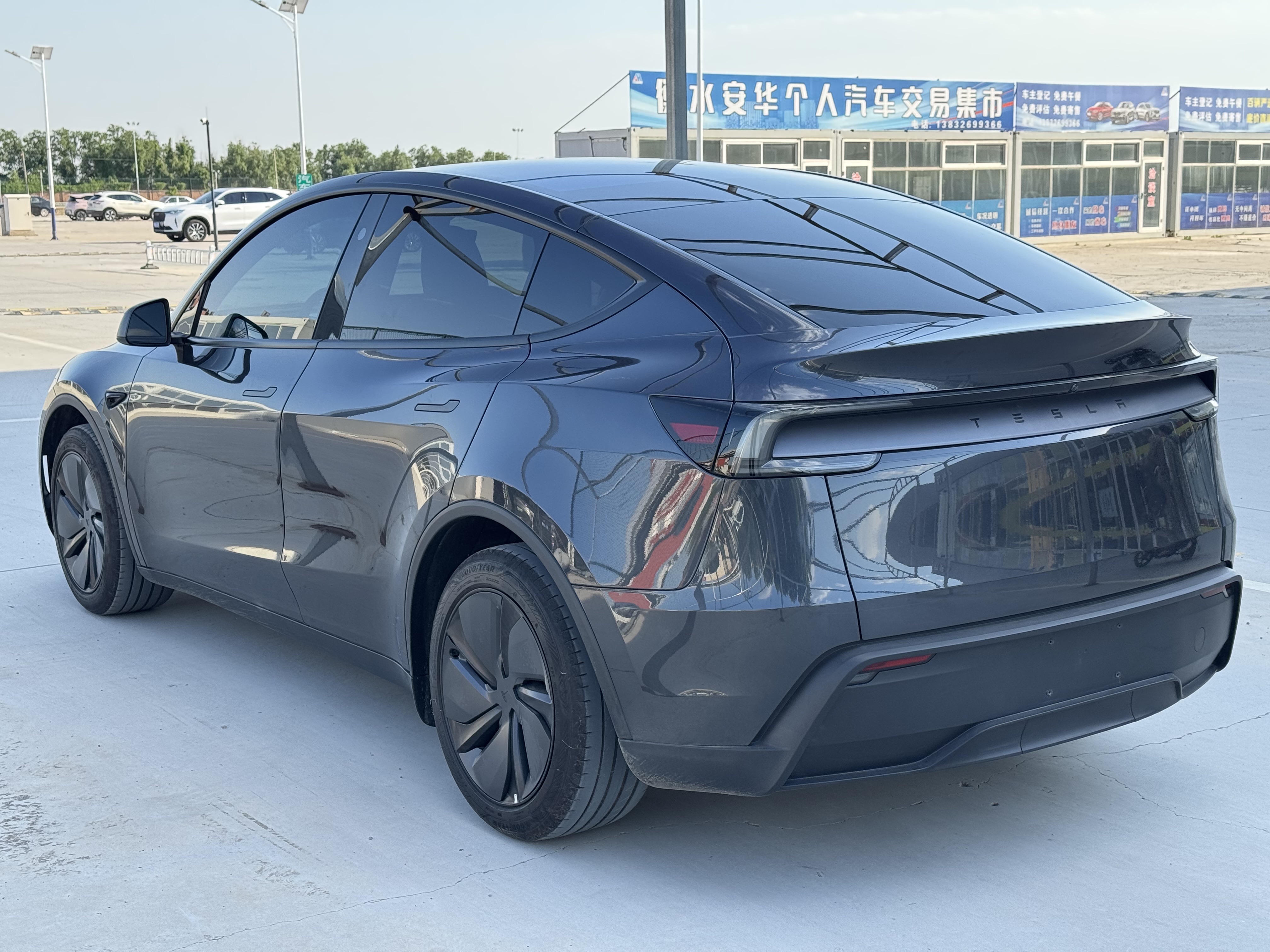Tesla Model Y 2025 #11 Tesla Model Y 2025 car image #11