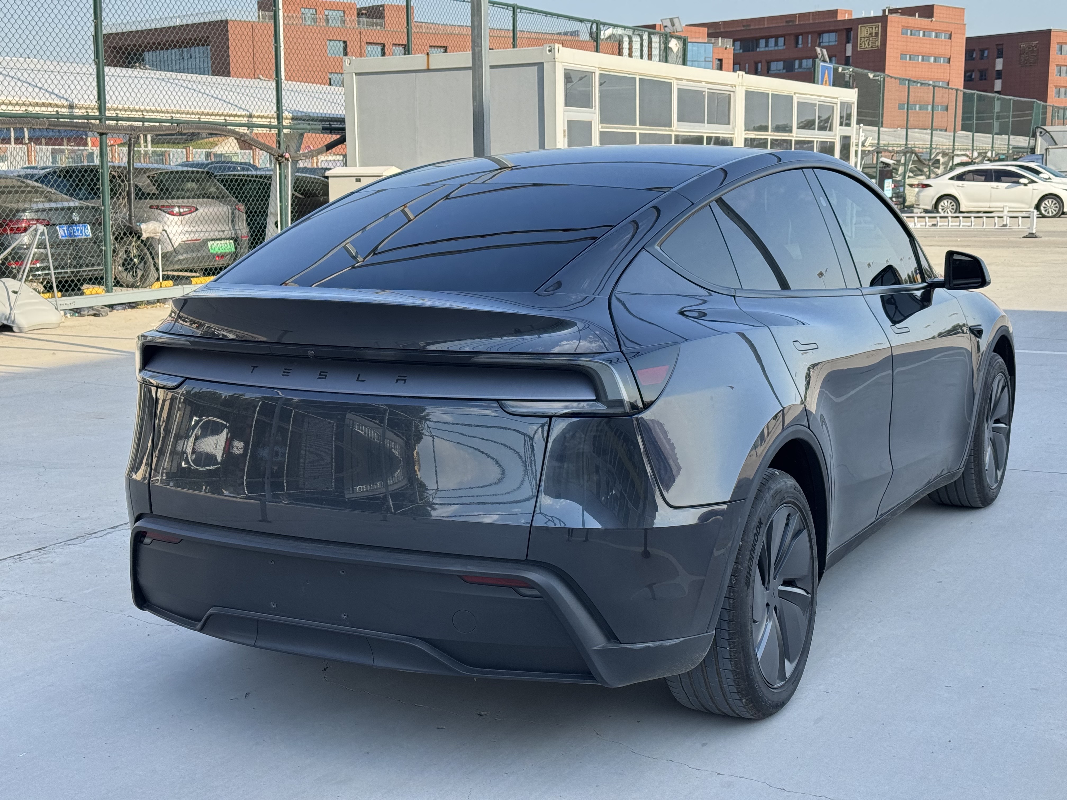 Tesla Model Y 2025 #10 Tesla Model Y 2025 car image #10