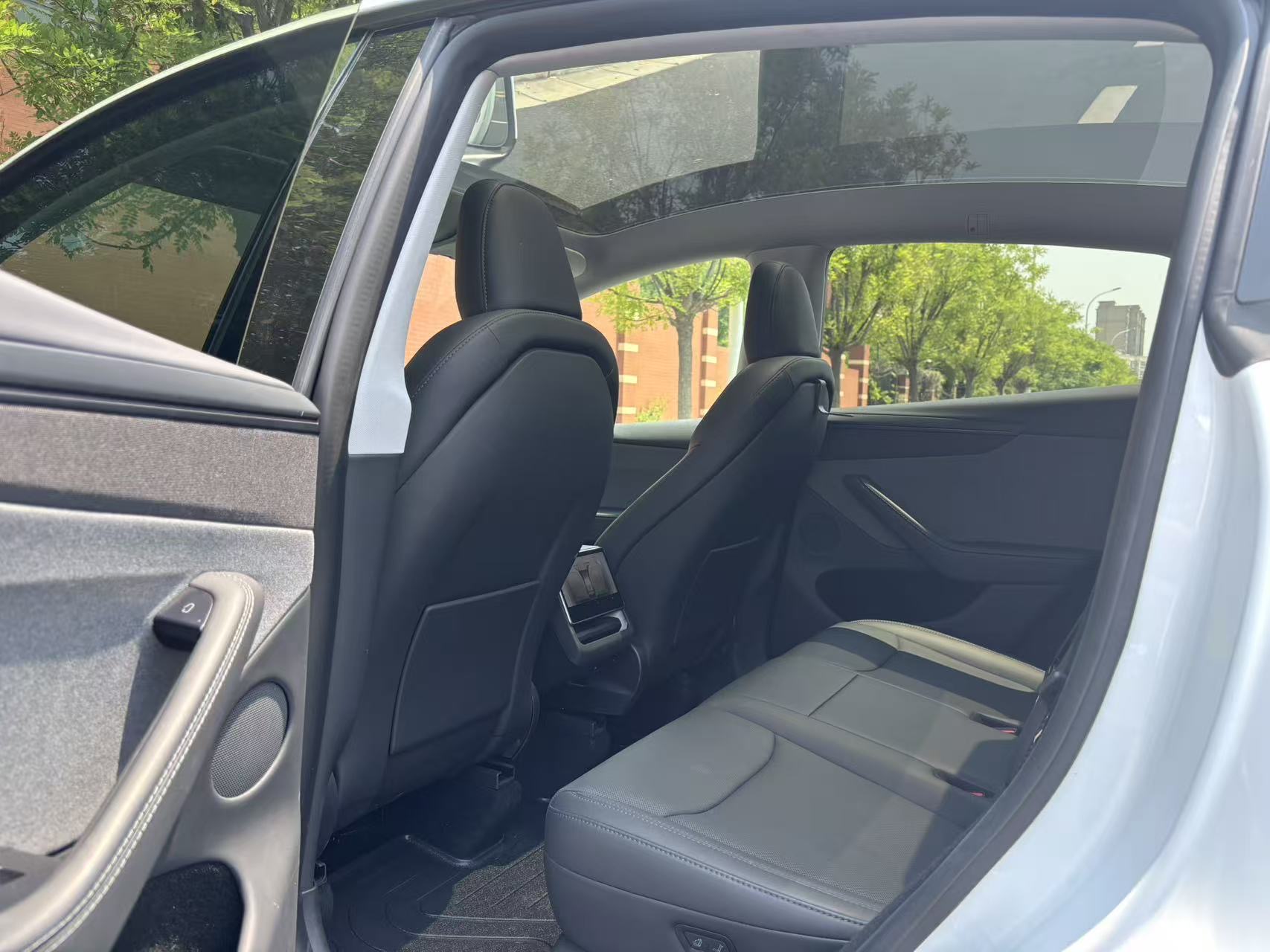 Tesla Model Y 2025 car image #7