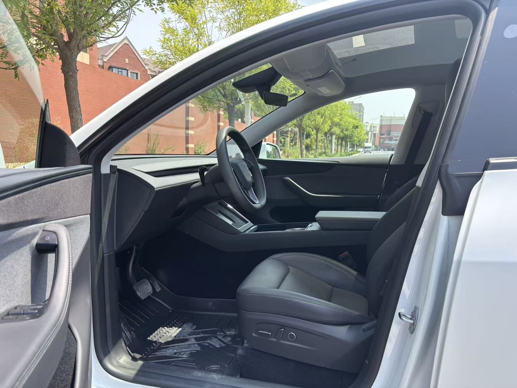 Tesla Model Y 2025 car image #6
