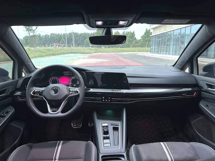 Volkswagen Golf 2023 car image #11