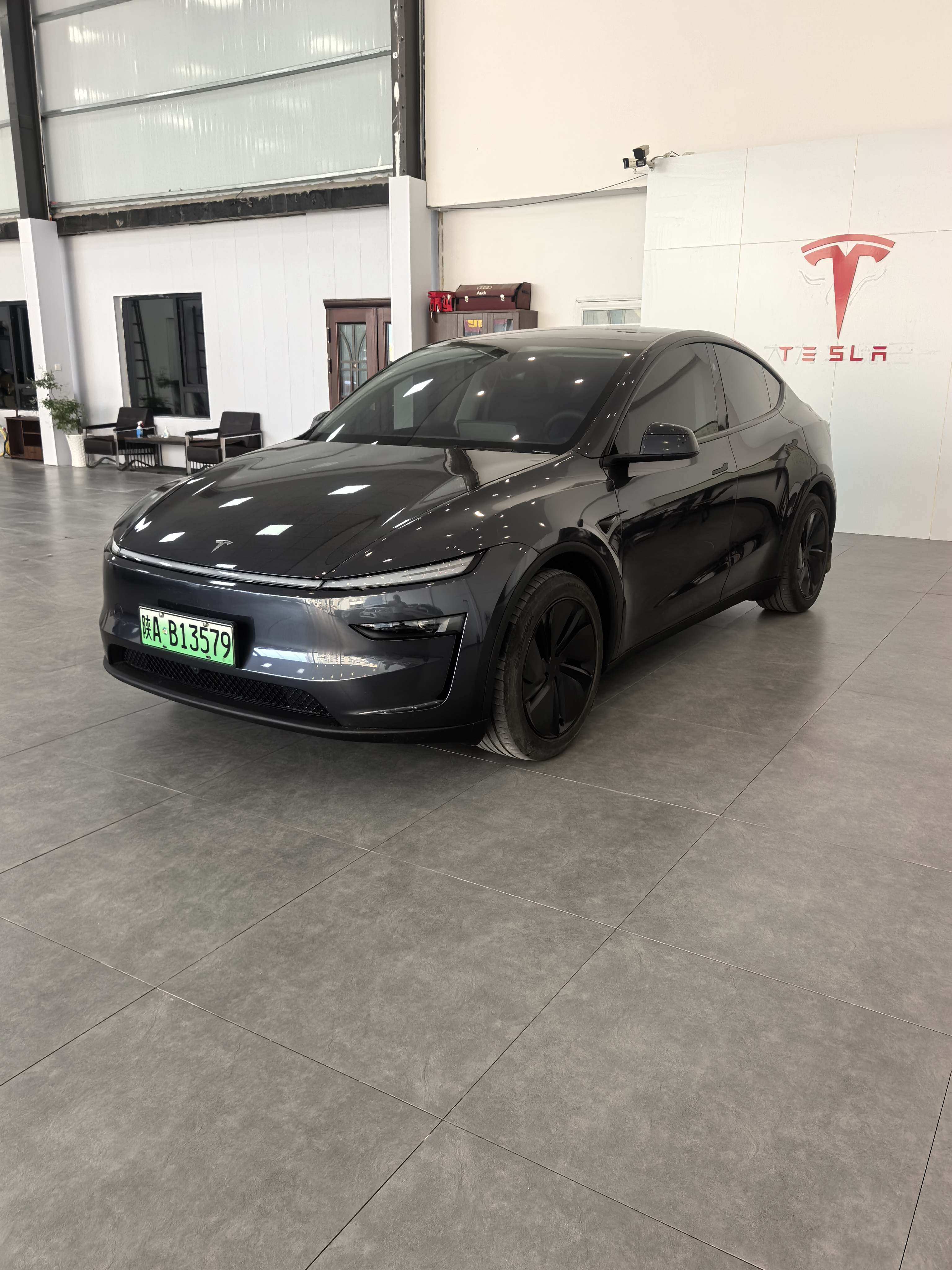 Tesla Model Y 2025 car image #2