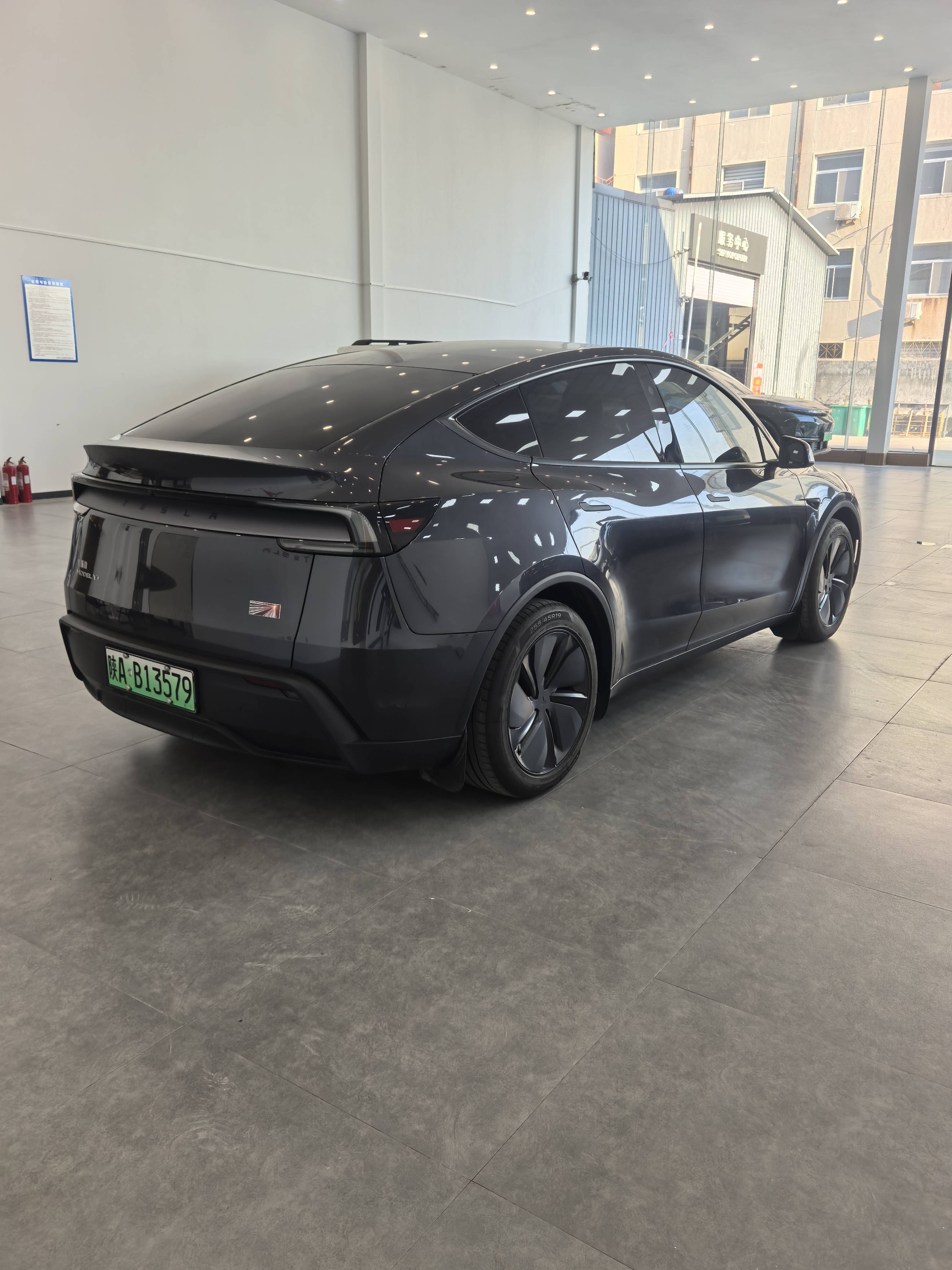 Tesla Model Y 2025 car image #6