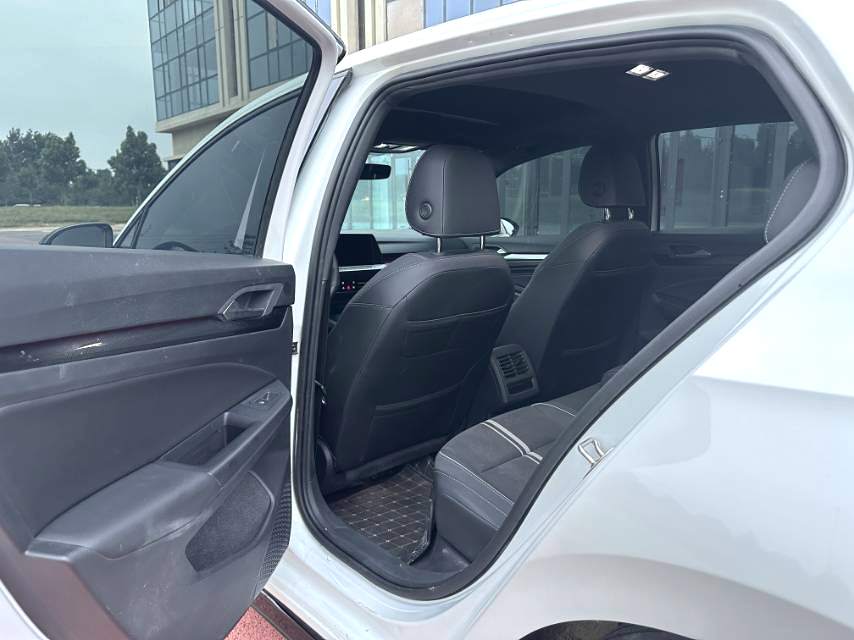Volkswagen Golf 2023 car image #9