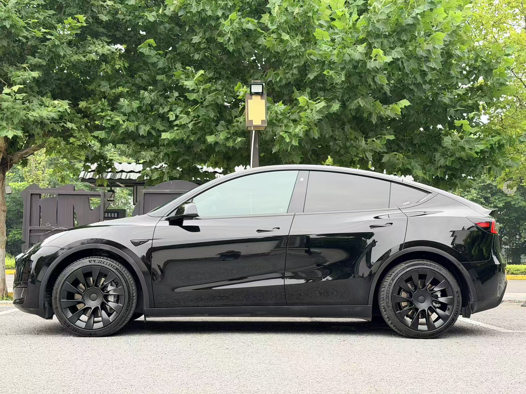 Tesla Model Y 2023 #5 Tesla Model Y 2023 car image #5
