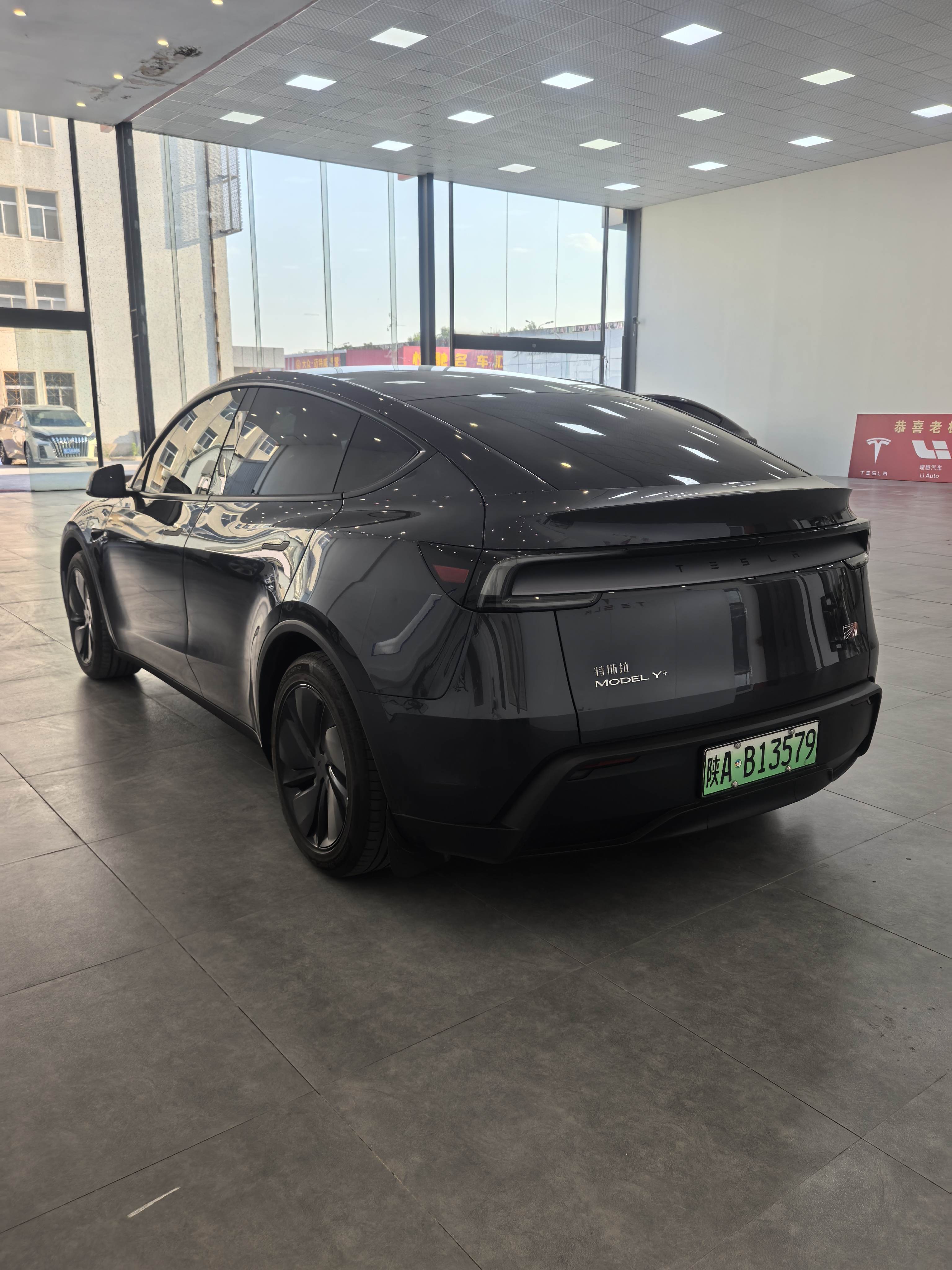 Tesla Model Y 2025 car image #5