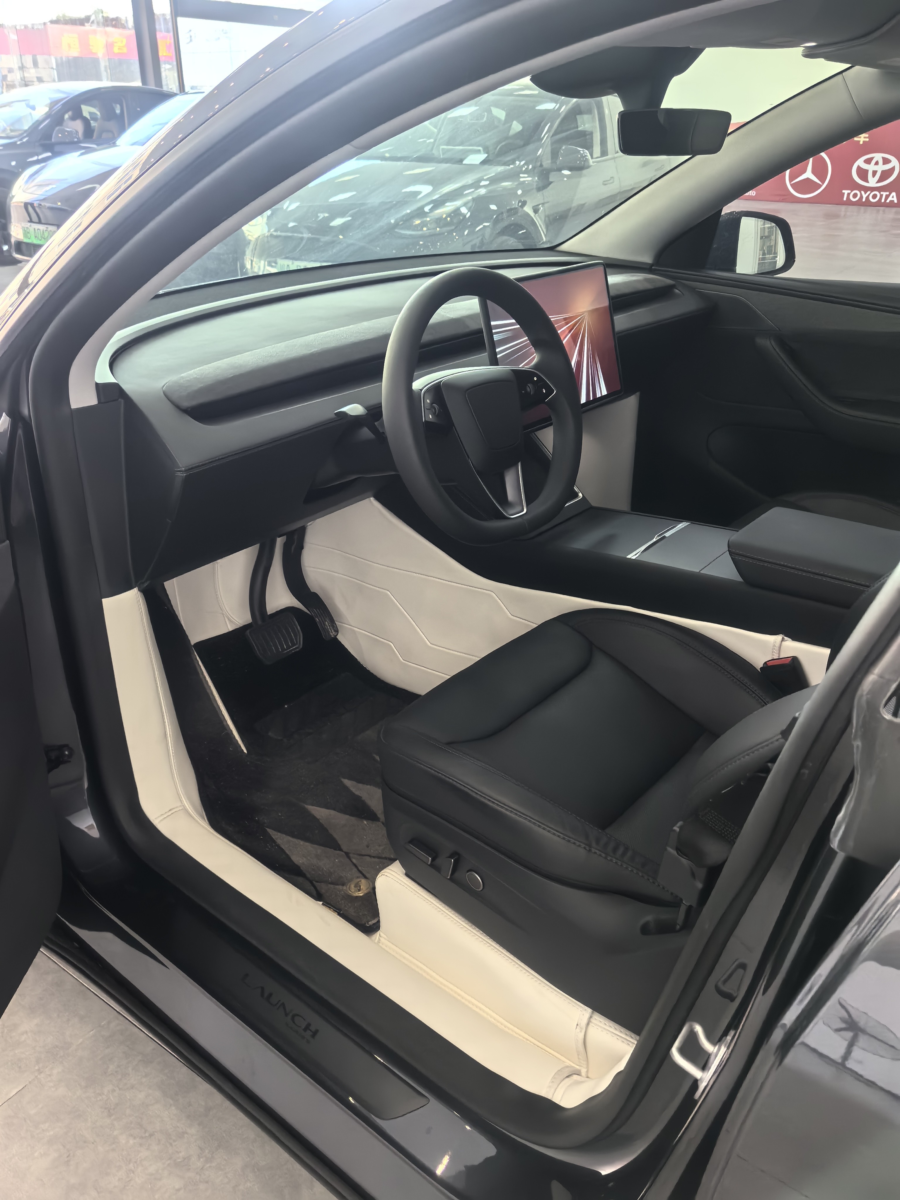 Tesla Model Y 2025 car image #8