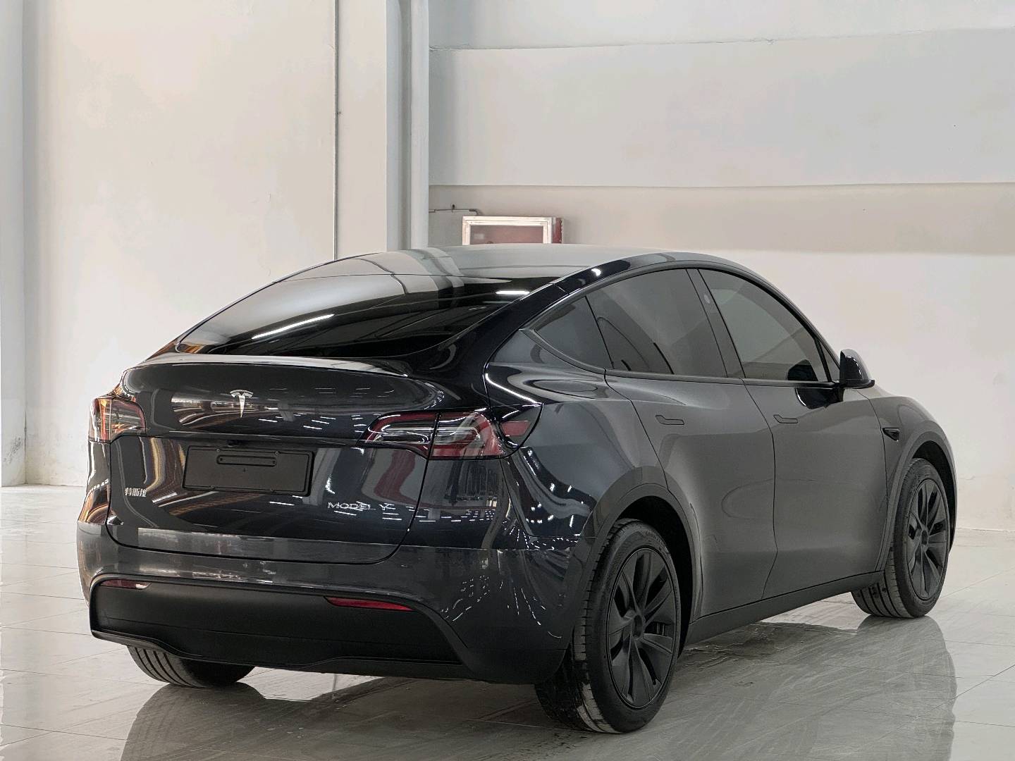 Tesla Model Y 2025 car image #9