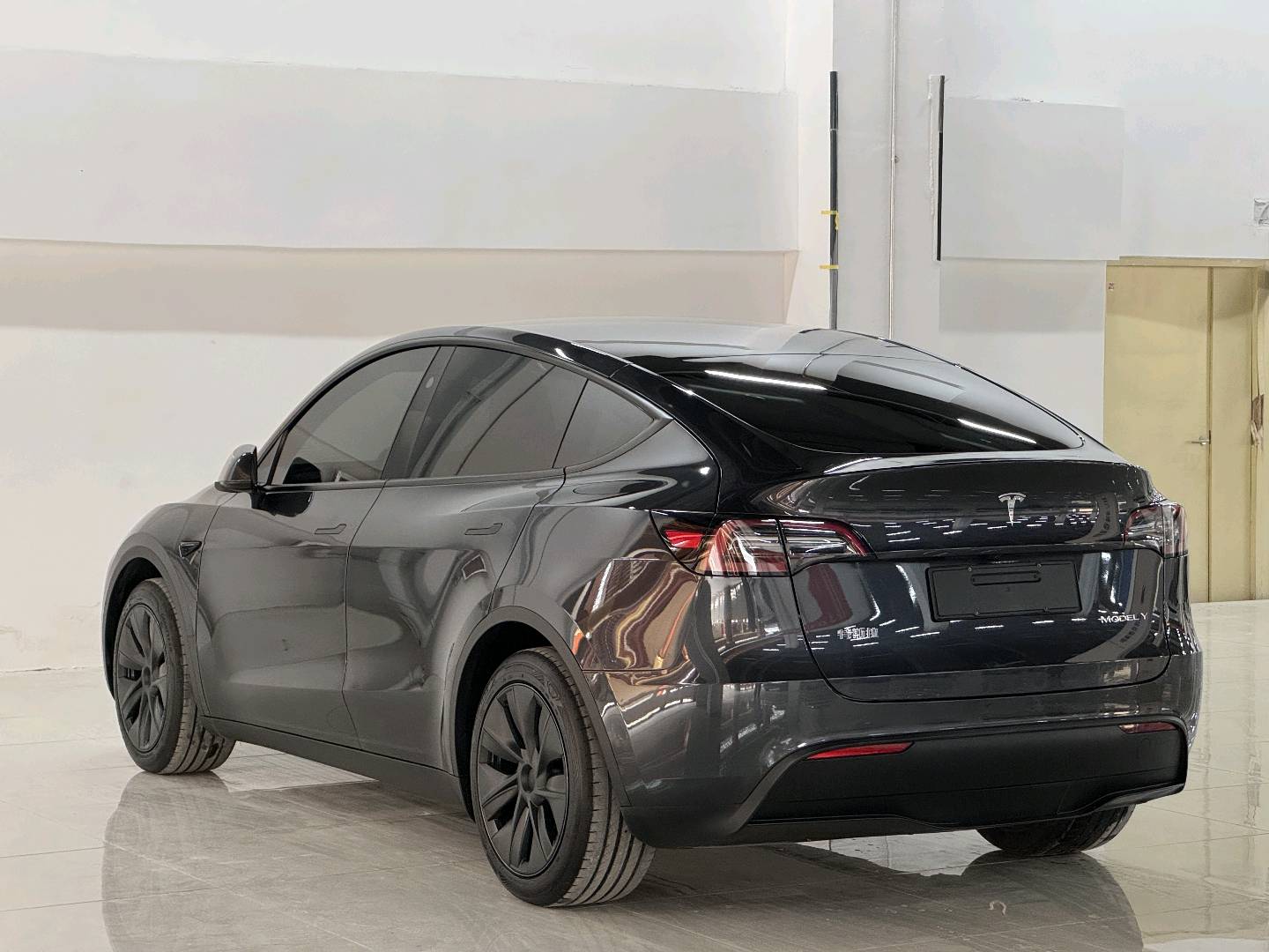 Tesla Model Y 2025 car image #11