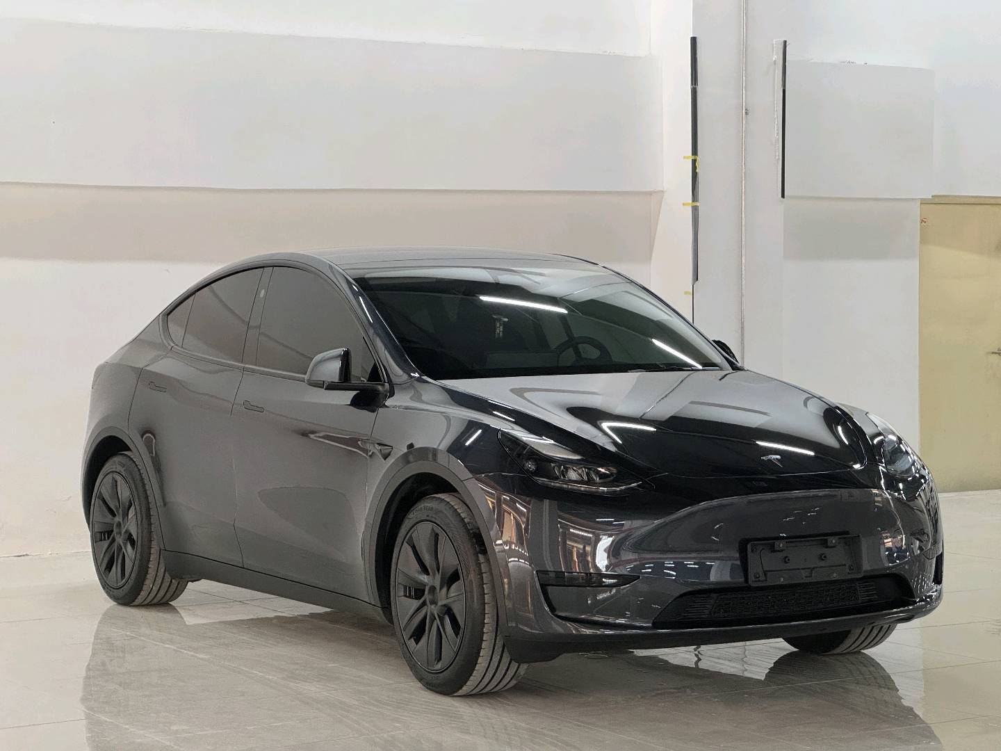 Tesla Model Y 2025 car image #5