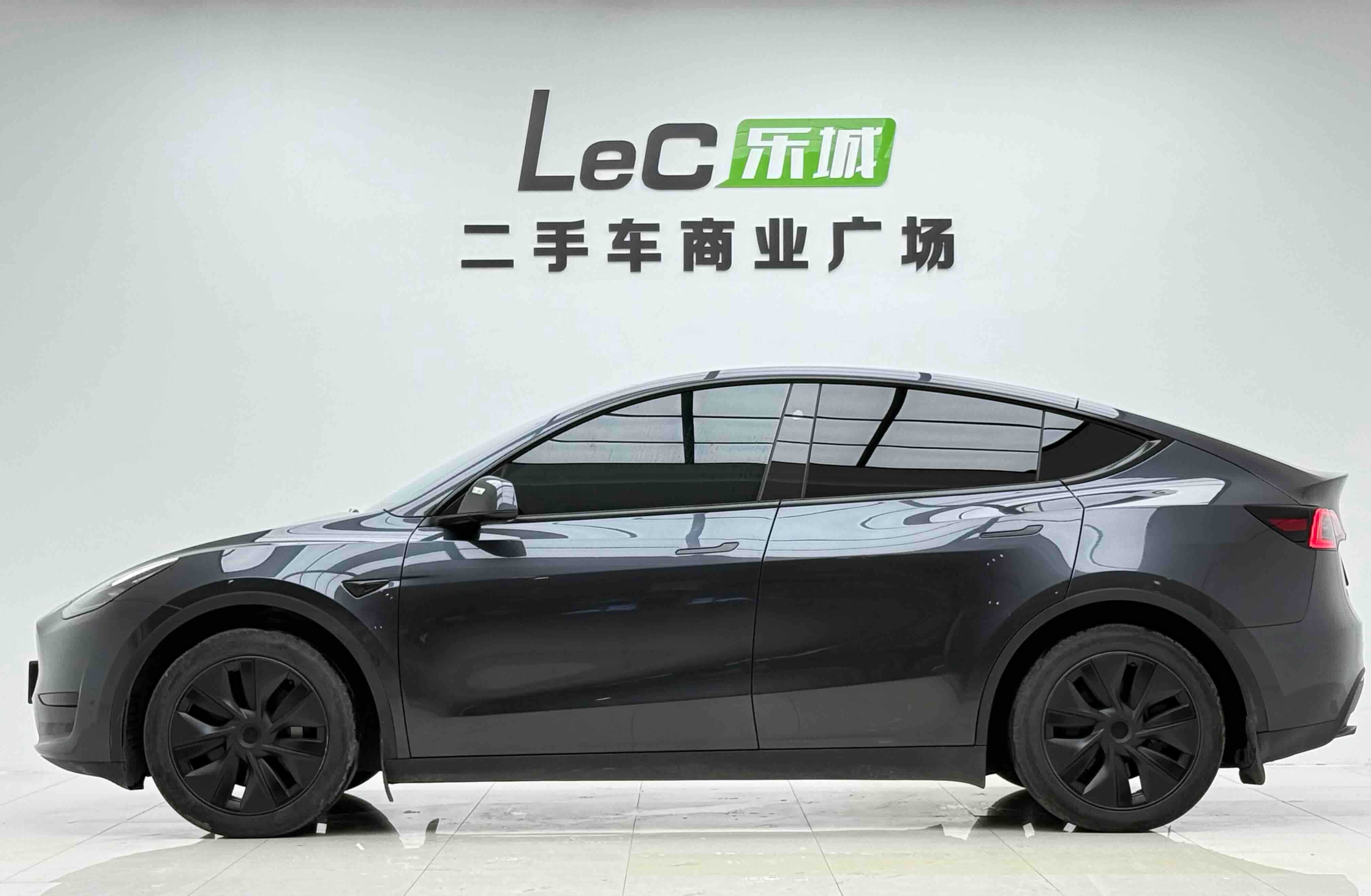 Tesla Model Y 2024 car image #17