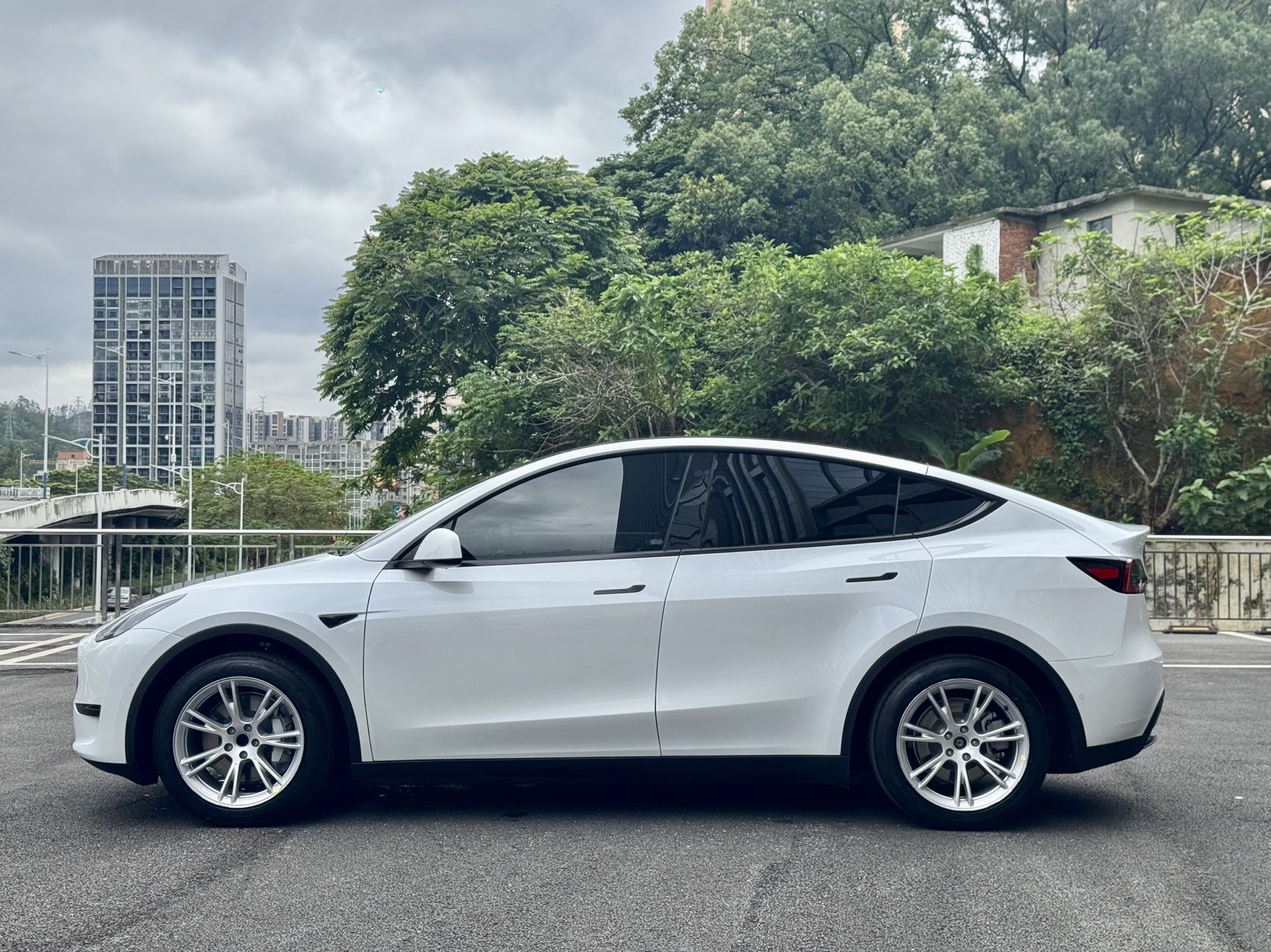 Tesla Model Y 2023 car image #7