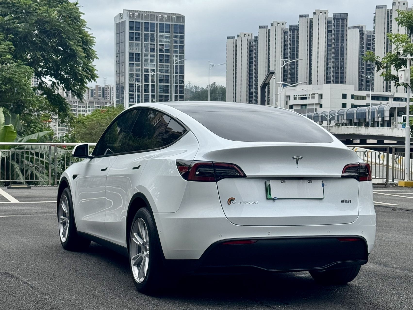 Tesla Model Y 2023 car image #11
