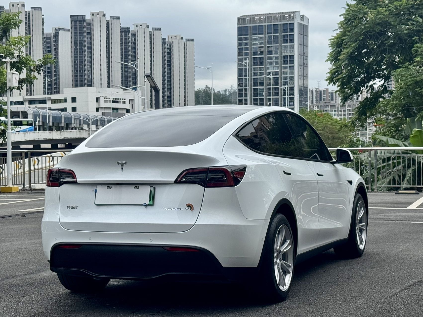 Tesla Model Y 2023 car image #9