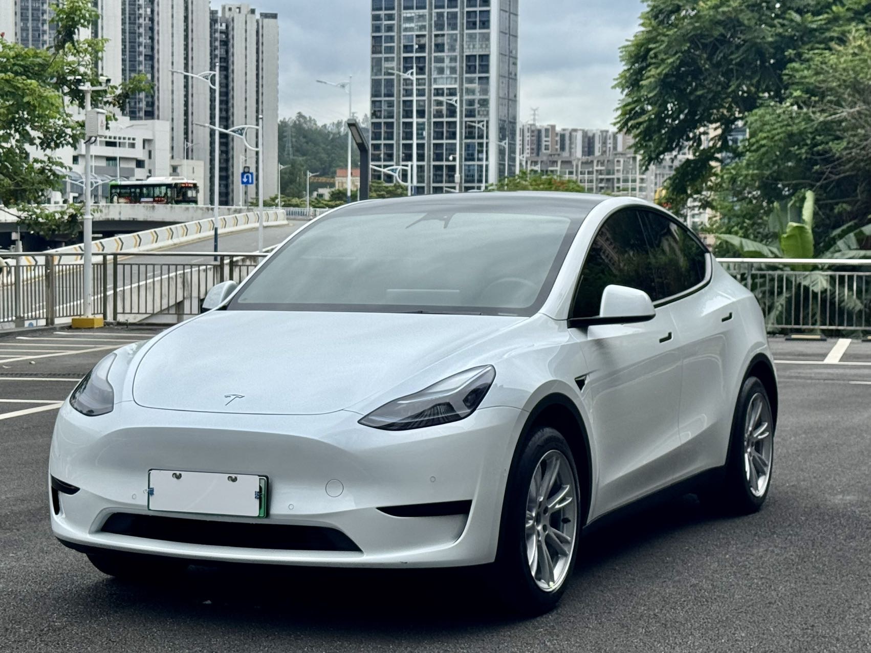 Tesla Model Y 2023 car image #2