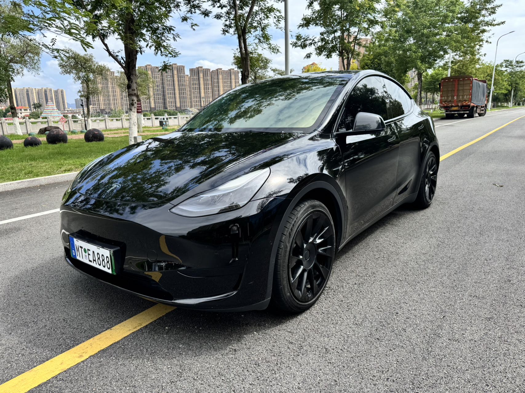 Tesla Model Y 2022 car image #2