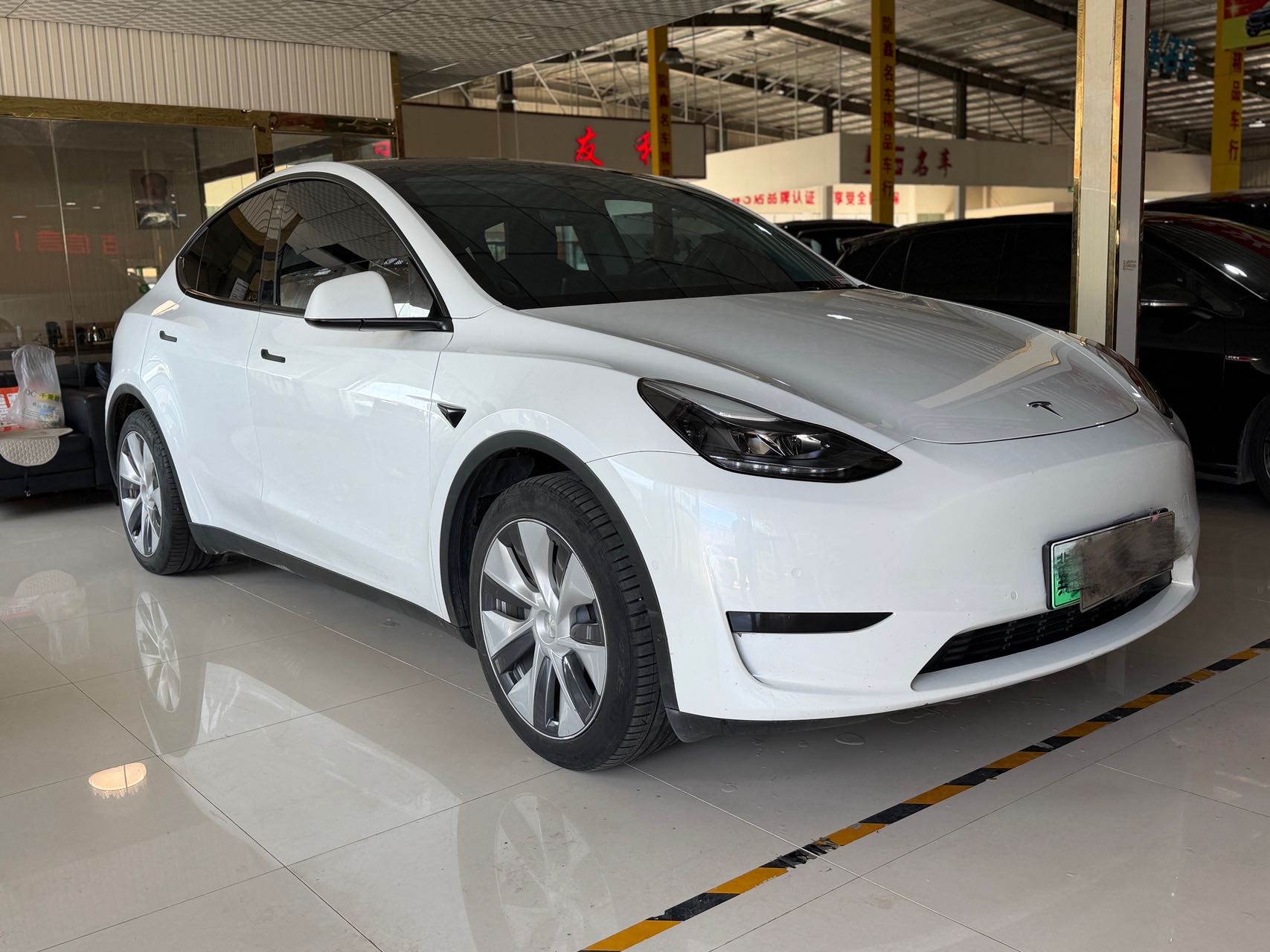 Tesla Model Y 2023 car image #20